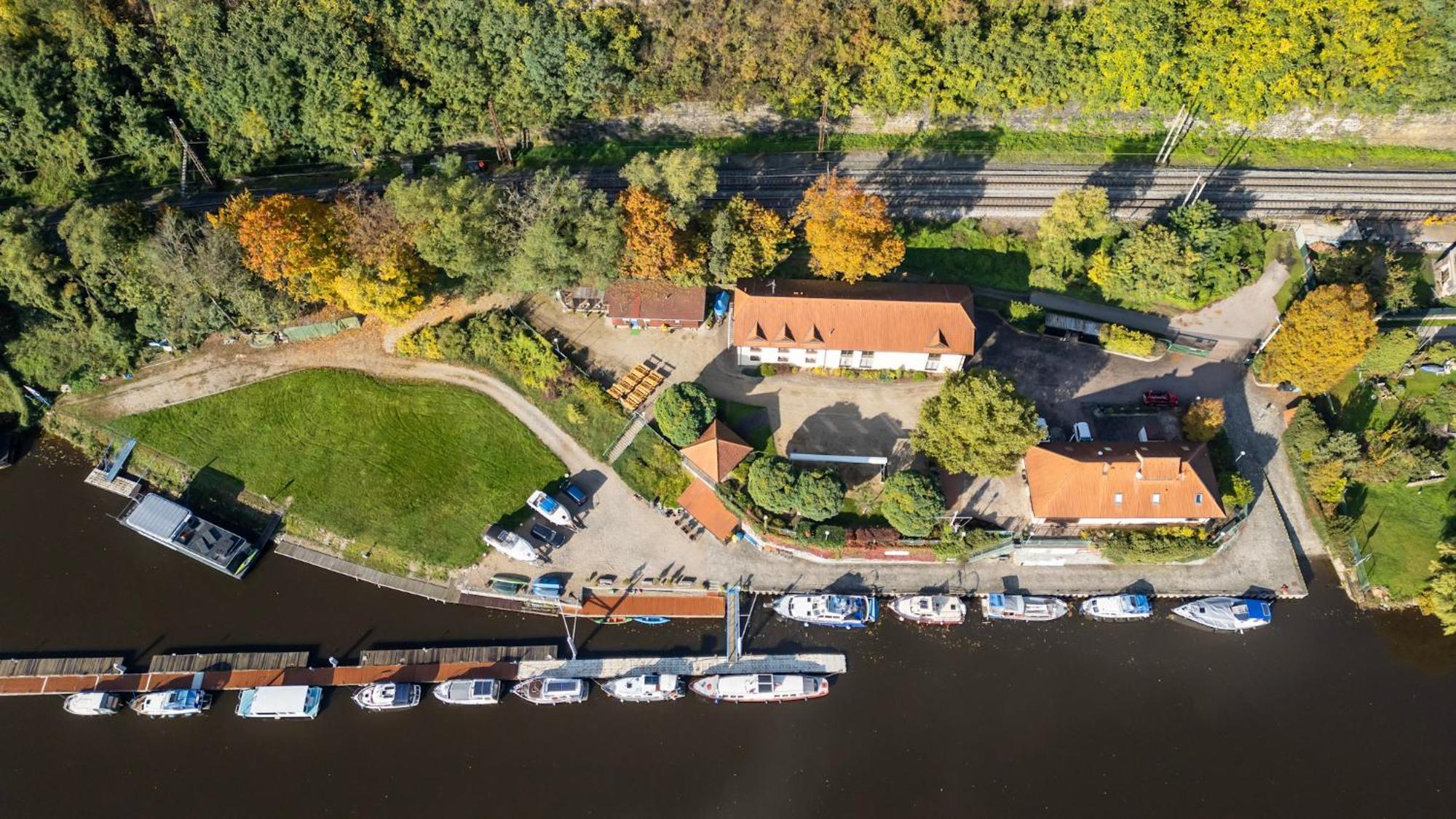 Hotel Marina Vltava Nelahozeves Exterior foto